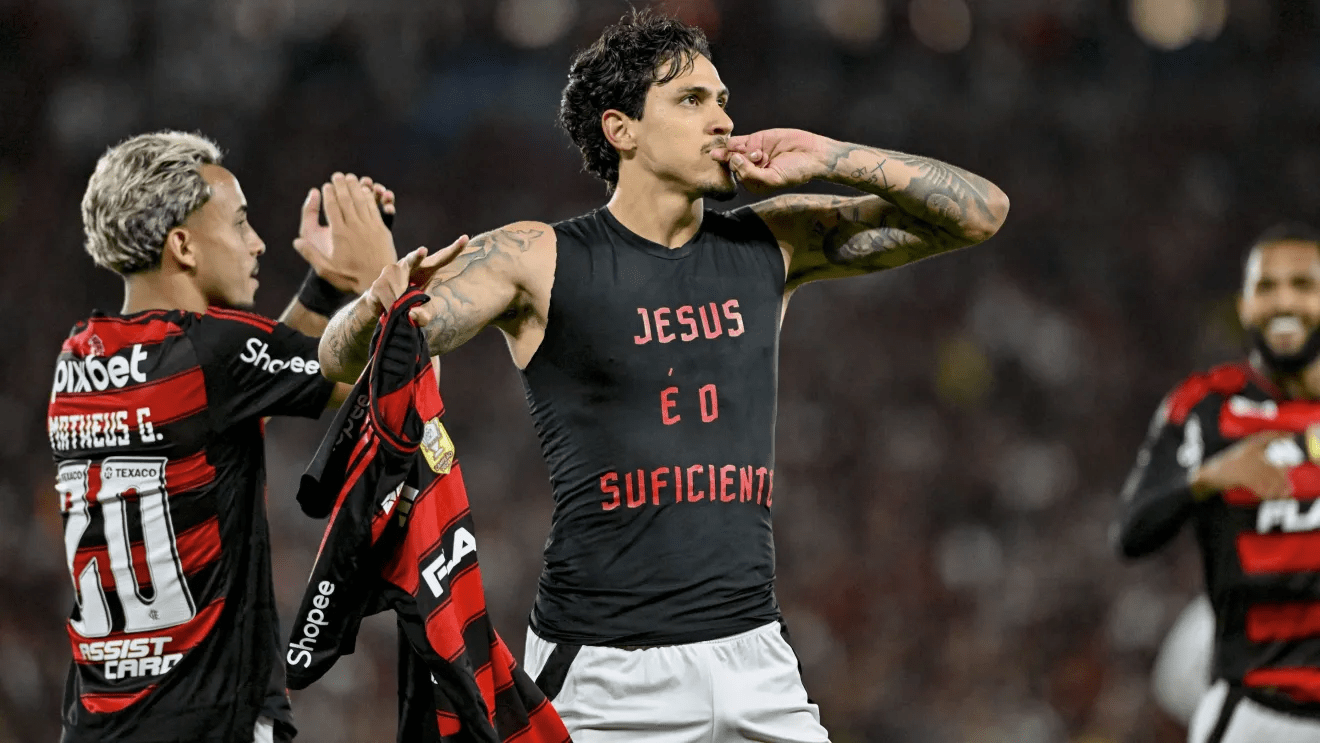 Pedro marca no fim, supera polêmica, e Flamengo vence Fluminense no Brasileirão⚽