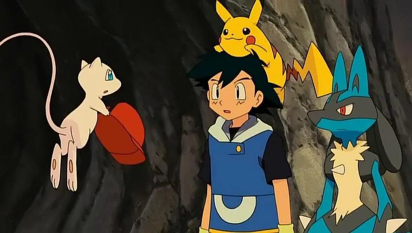 Pokémon: Lucario e o Mistério Mew (2005)

Se você se emocionou durante a “morte” de Ash em Pokémon: O Filme - Mewtwo Contra-Ataca, prepare os lenços de papel para o clímax de Lucario e o Mistério de Mew, que adiciona um toque medieval à fórmula tradicional de Pokémon. O filme mostra Ash cara a cara com o Pokémon Lucario, que foi traído por seu dono anterior centenas de anos atrás. Os dois relutantemente se unem para salvar Pikachu e o mundo. O Pokémon que não confia em humanos é um território narrativo desgastado para a franquia, no entanto Lucario e o Mistério de Mew lidam melhor com esse material, mesmo porque leva tempo para injetar algum sentimento genuíno na história de fundo de Lucario. Ao atuar como uma espécie de primo temático de Mewtwo, todavia sem os designs mais terroristas de Mewtwo, Lucario é um co-protagonista maravilhoso com Ash. O filme também possui um dos cenários mais bonitos da franquia, com a cena central do filme, Cameran Palace, lembrando Slumberland de Little Nemo (sério, há um cetro mágico e tudo). A animação CGI também melhorou muito, e se mistura com a animação clássica muito melhor do que nos filmes anteriores. Acrescente os três Regis Lendários, uma árvore senciente com armadilha e uma cena inesquecível de sacrifício, e você terá um dos melhores filmes de Pokémon já lançados. Apenas certifique-se de ter alguns lenços à mão, porque é triste!